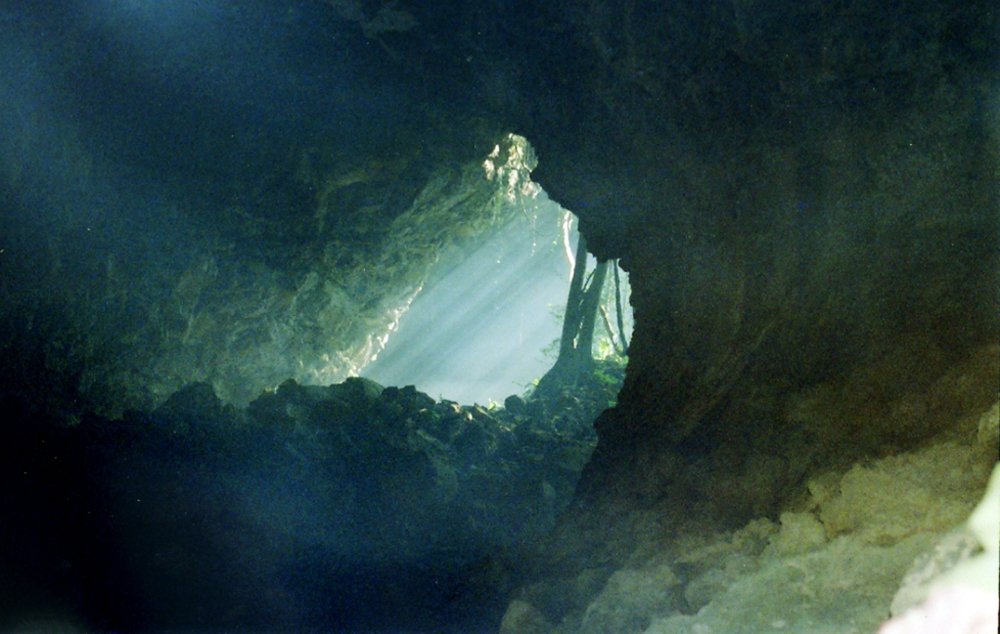 [-]Chùm[-]ảnh[-]hang[-]động[-]núi[-]lửa[-]dài[-]nhất[-]Đông[-]Nam[-]Á[-]vừa[-]phát[-]hiện[-]ở[-]Việt[-]Nam